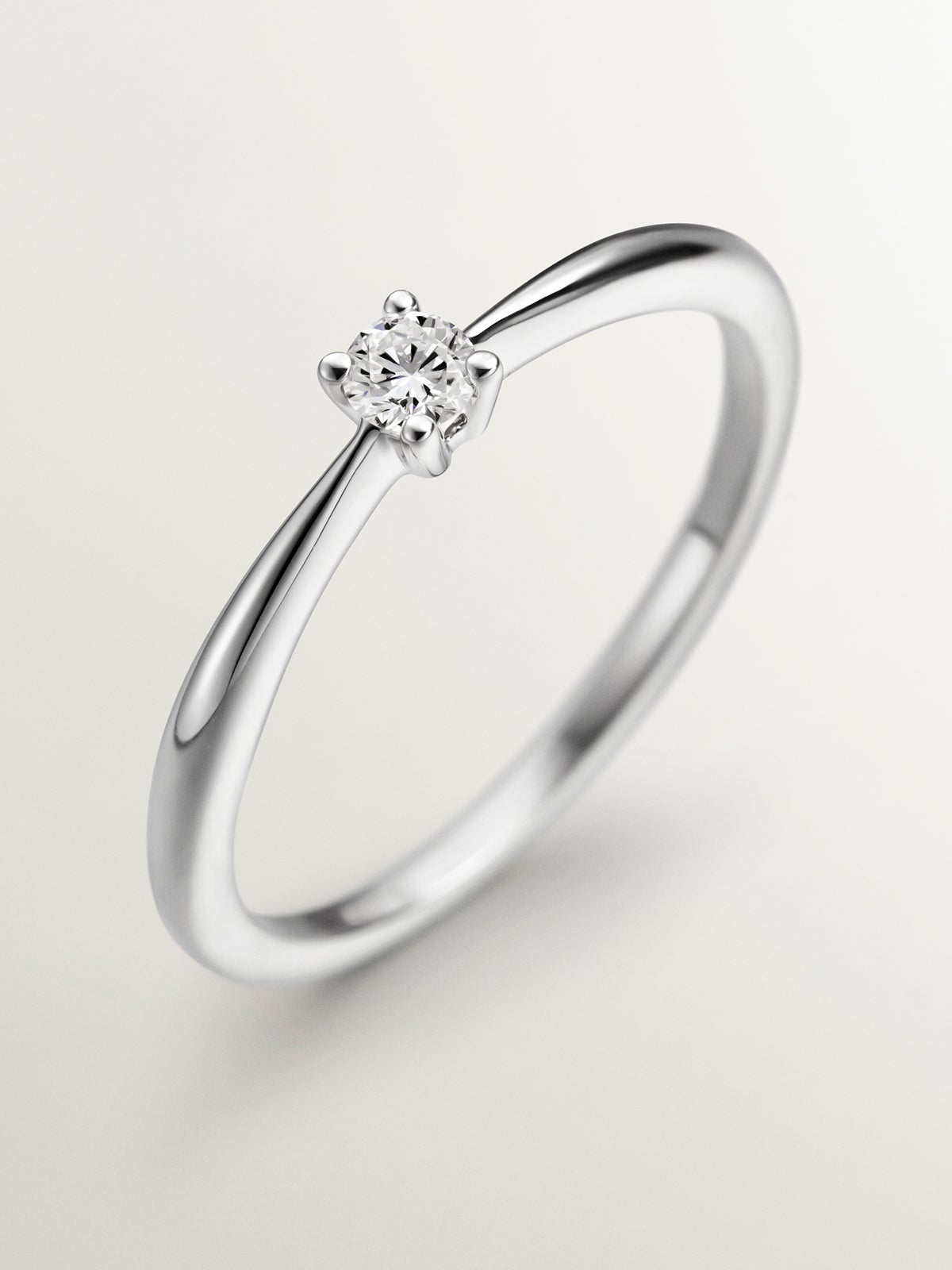 Anillo de oro blanco de 18K con diamantes en talla brillante