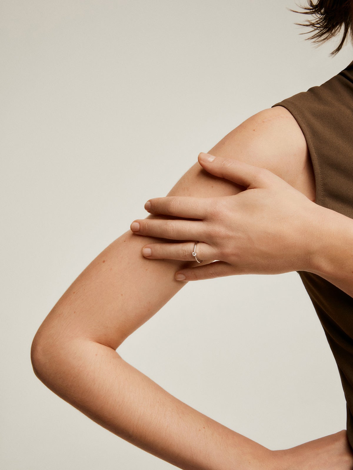 Anillo solitario de oro blanco de 18K con diamante de 0,15cts