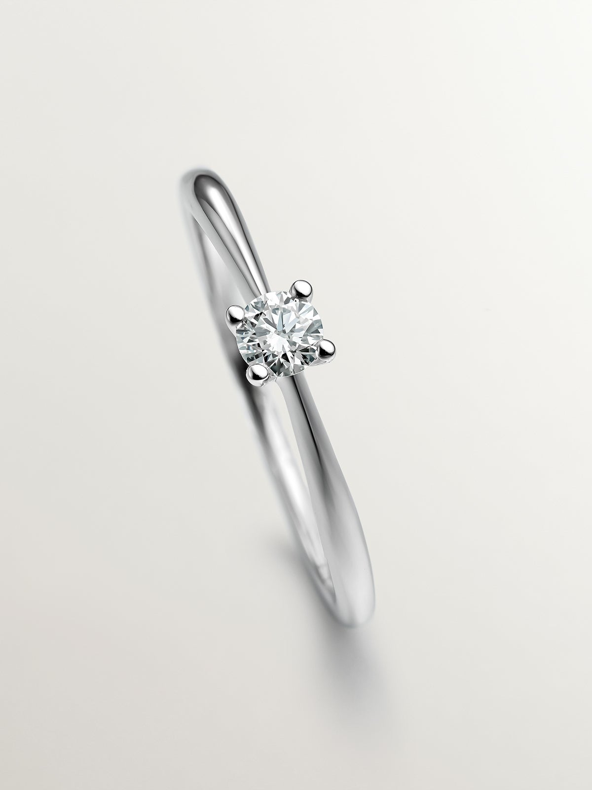 Anillo solitario de oro blanco de 18K con diamante de 0,15cts