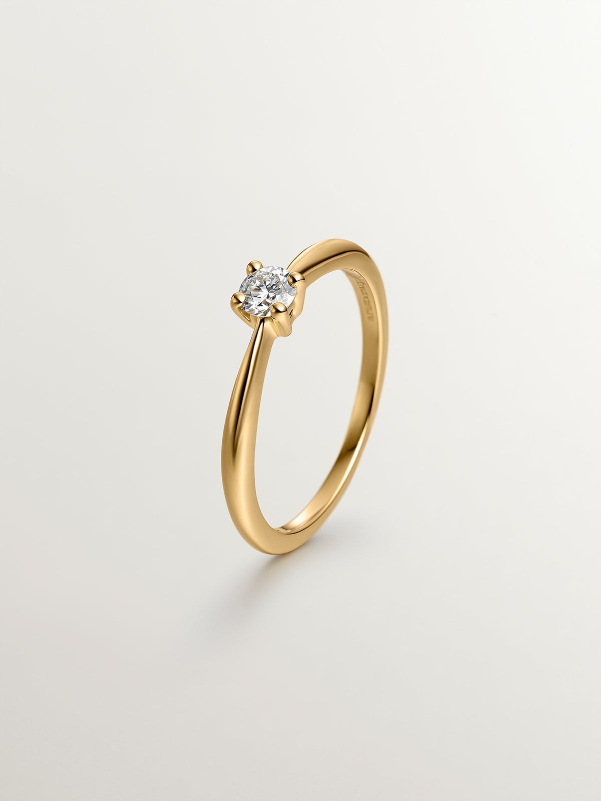 Anillo de oro amarillo de 18K con diamante en talla brillante