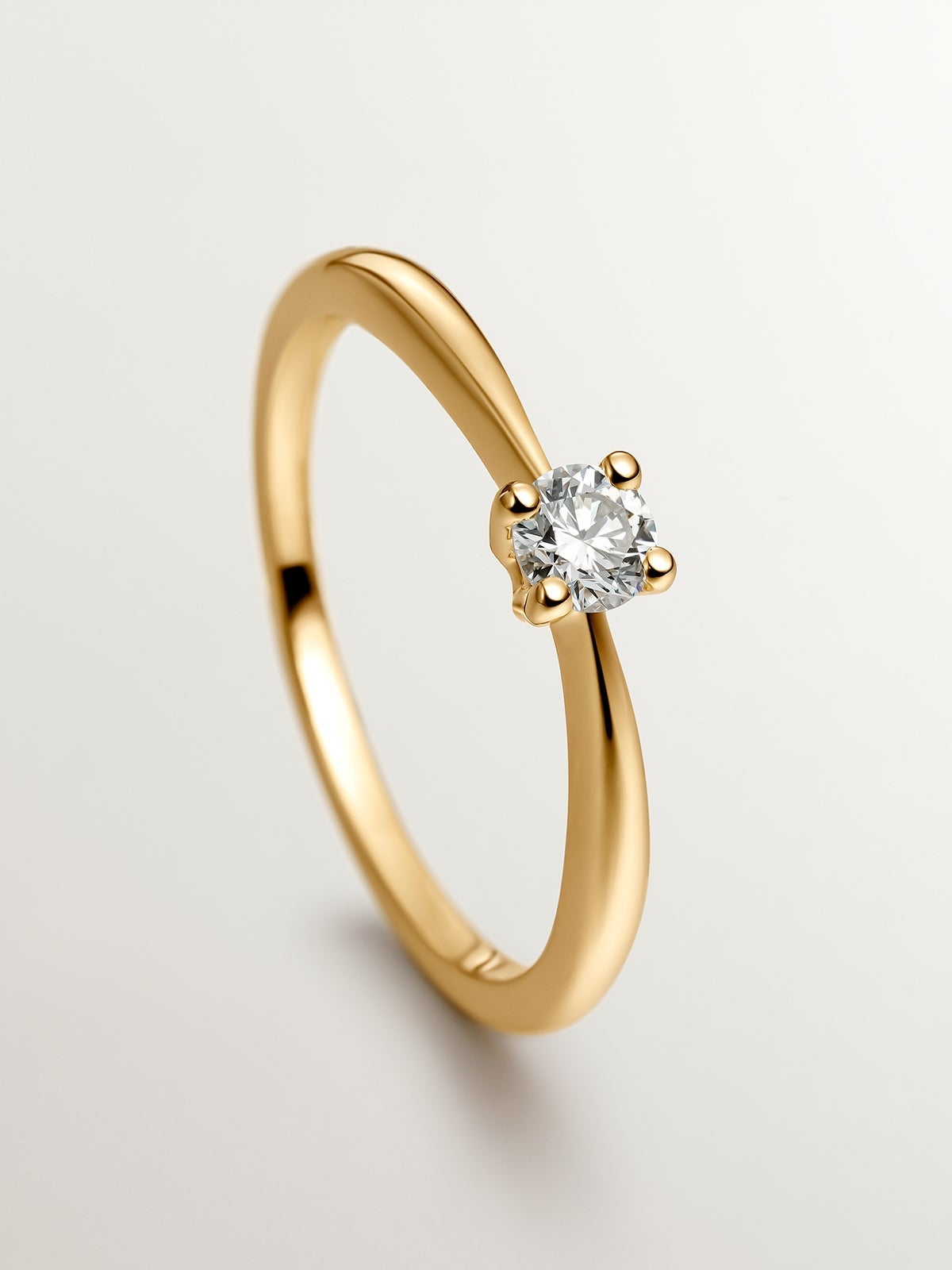 Anillo solitario de oro amarillo de 18k con diamante de 0,15cts