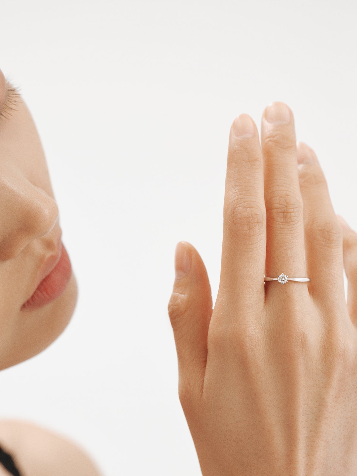 Anillo solitario de oro blanco de 18K con diamante 0,2 cts