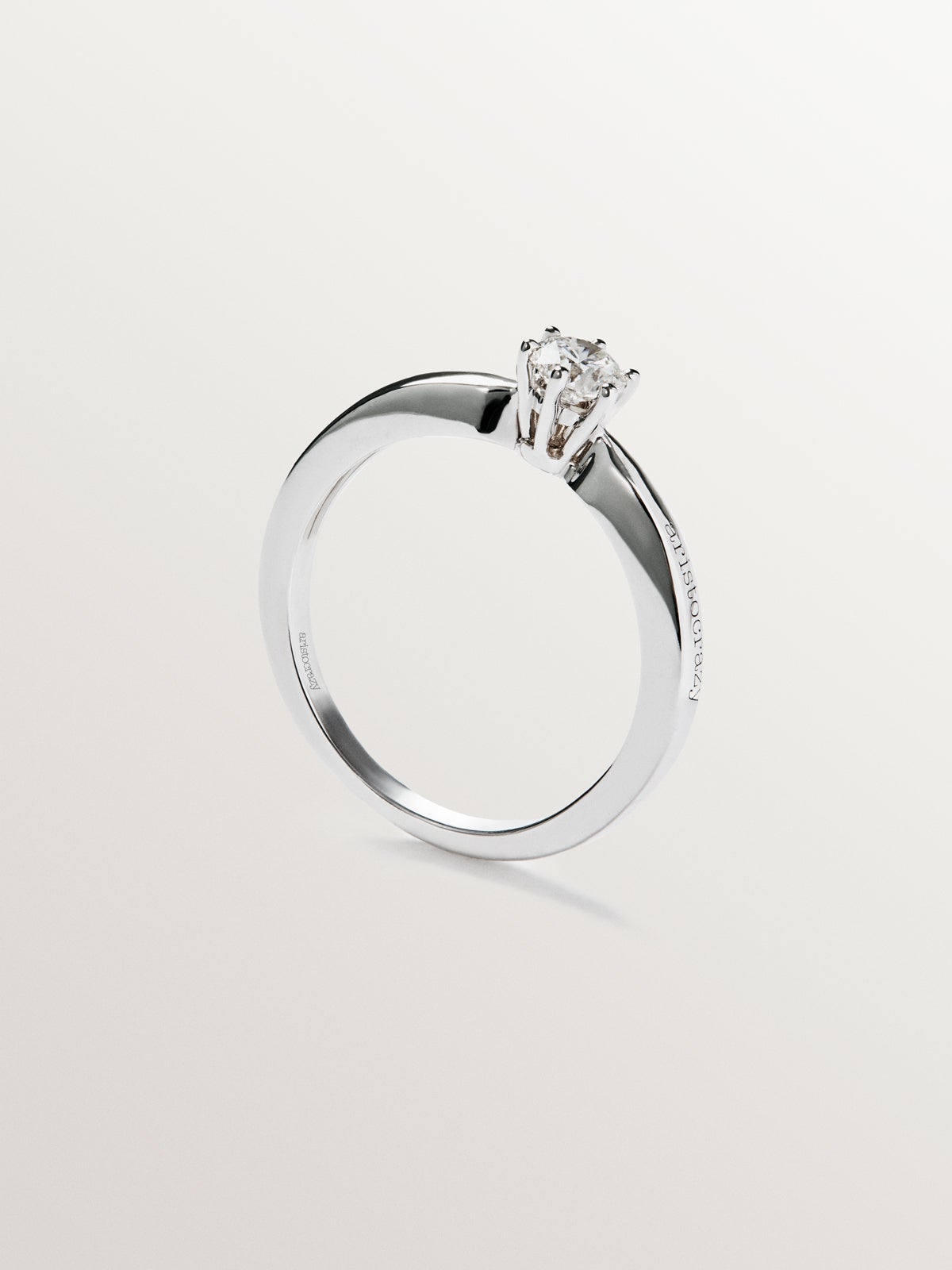 Anillo solitario de oro blanco de 18K con diamante 0,2 cts