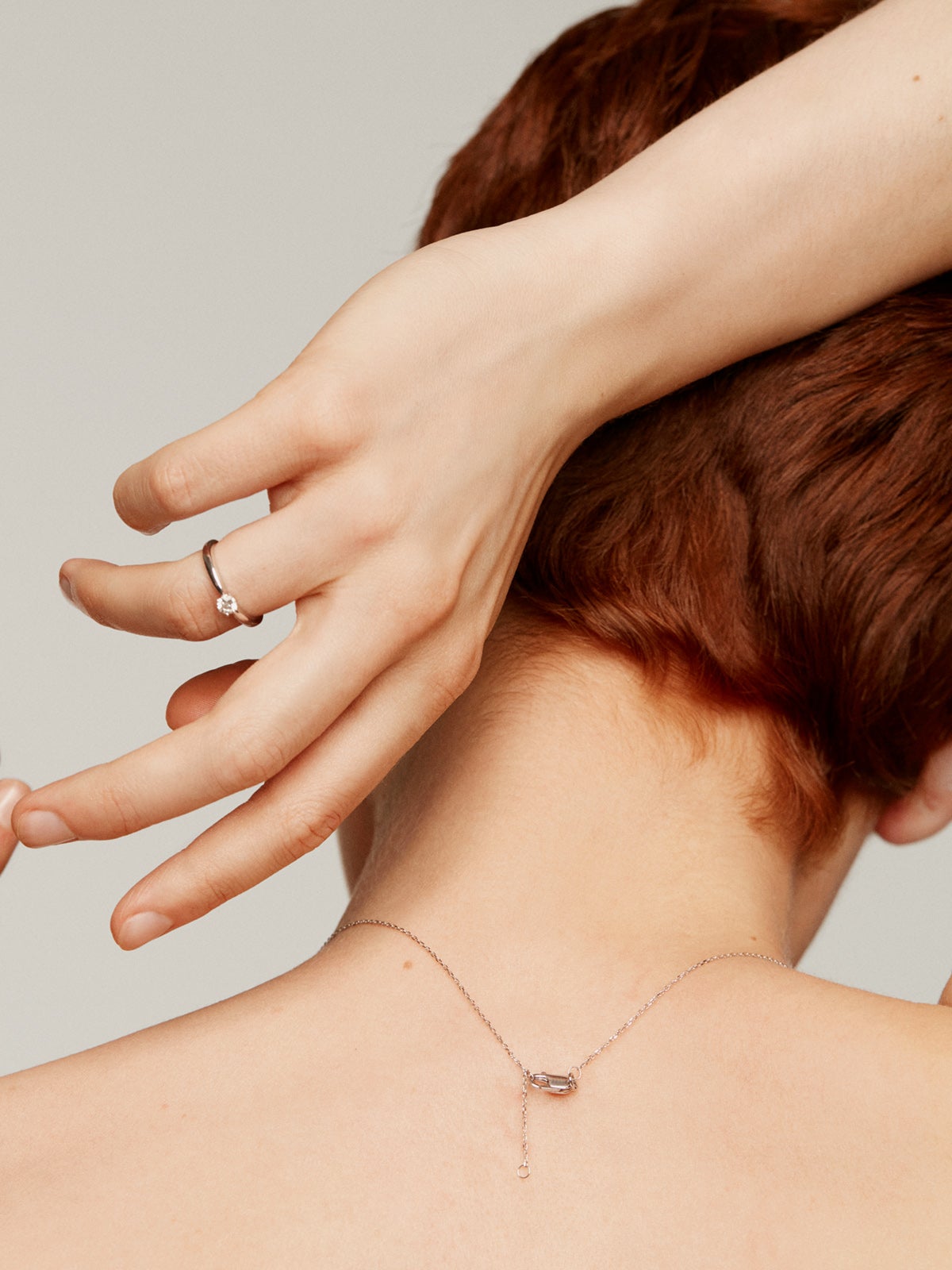 Anillo solitario de oro blanco de 18K con diamante 0,2 cts