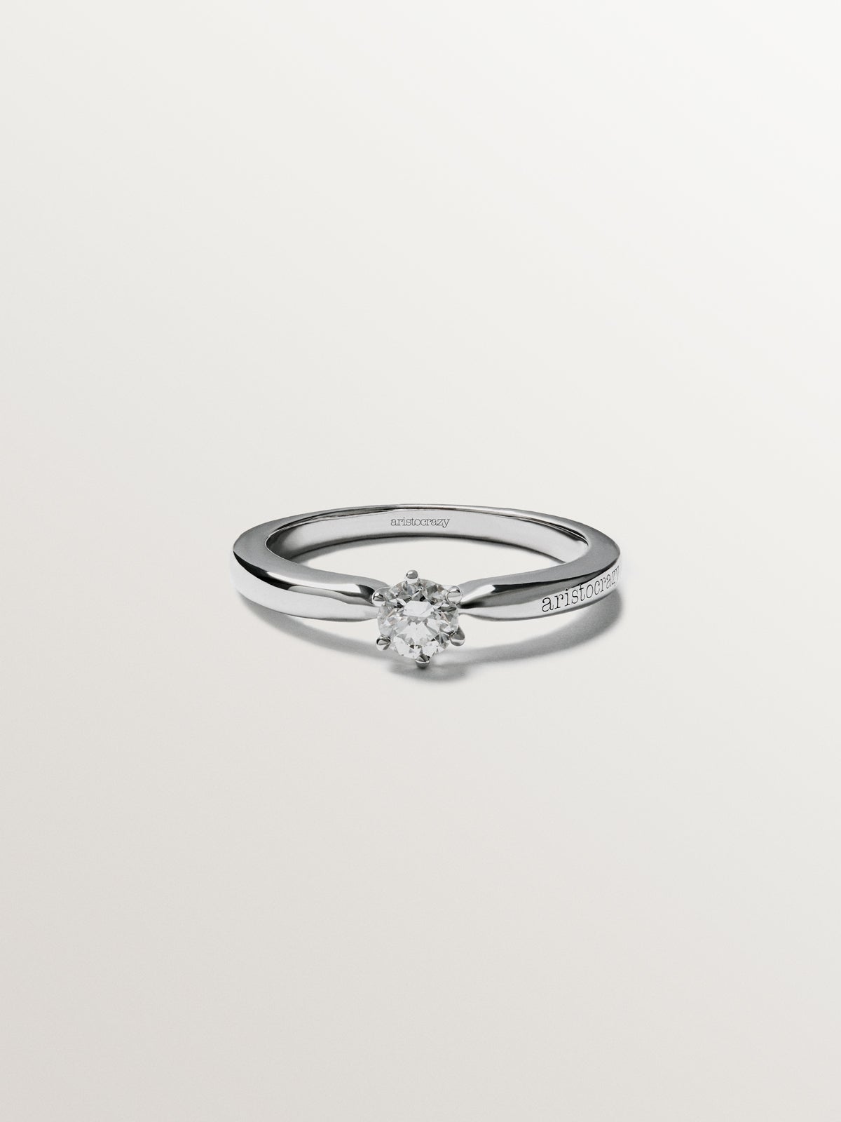 Anillo solitario de oro blanco de 18K con diamante