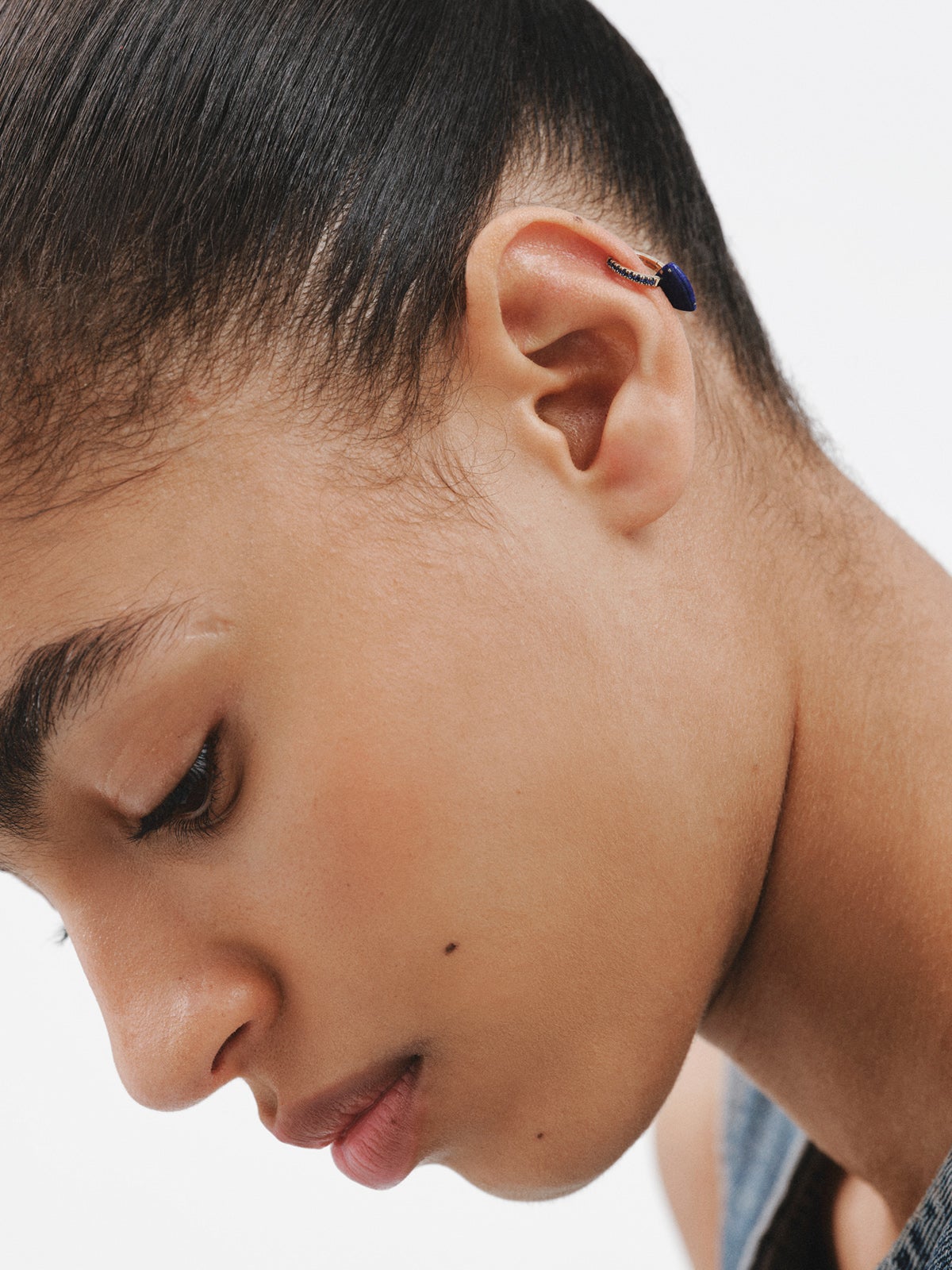 Pendiente individual de aro de oro amarillo de 9K con zafiros azules y colgante de lapislázuli azul