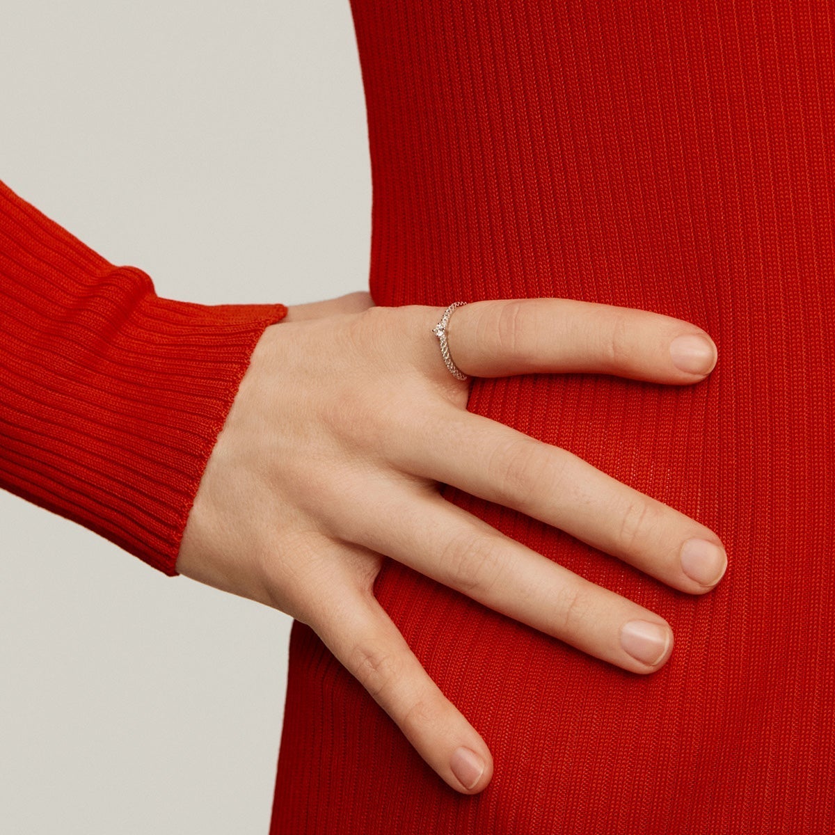 Anillo de oro blanco de 18K con brazo de diamantes y diamante central 0,23 cts