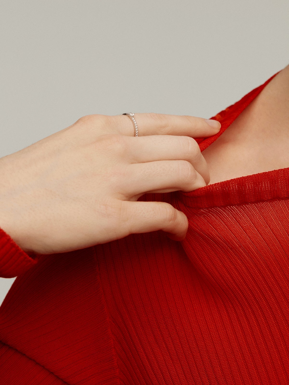 Anillo de oro blanco de 18K con diamantes