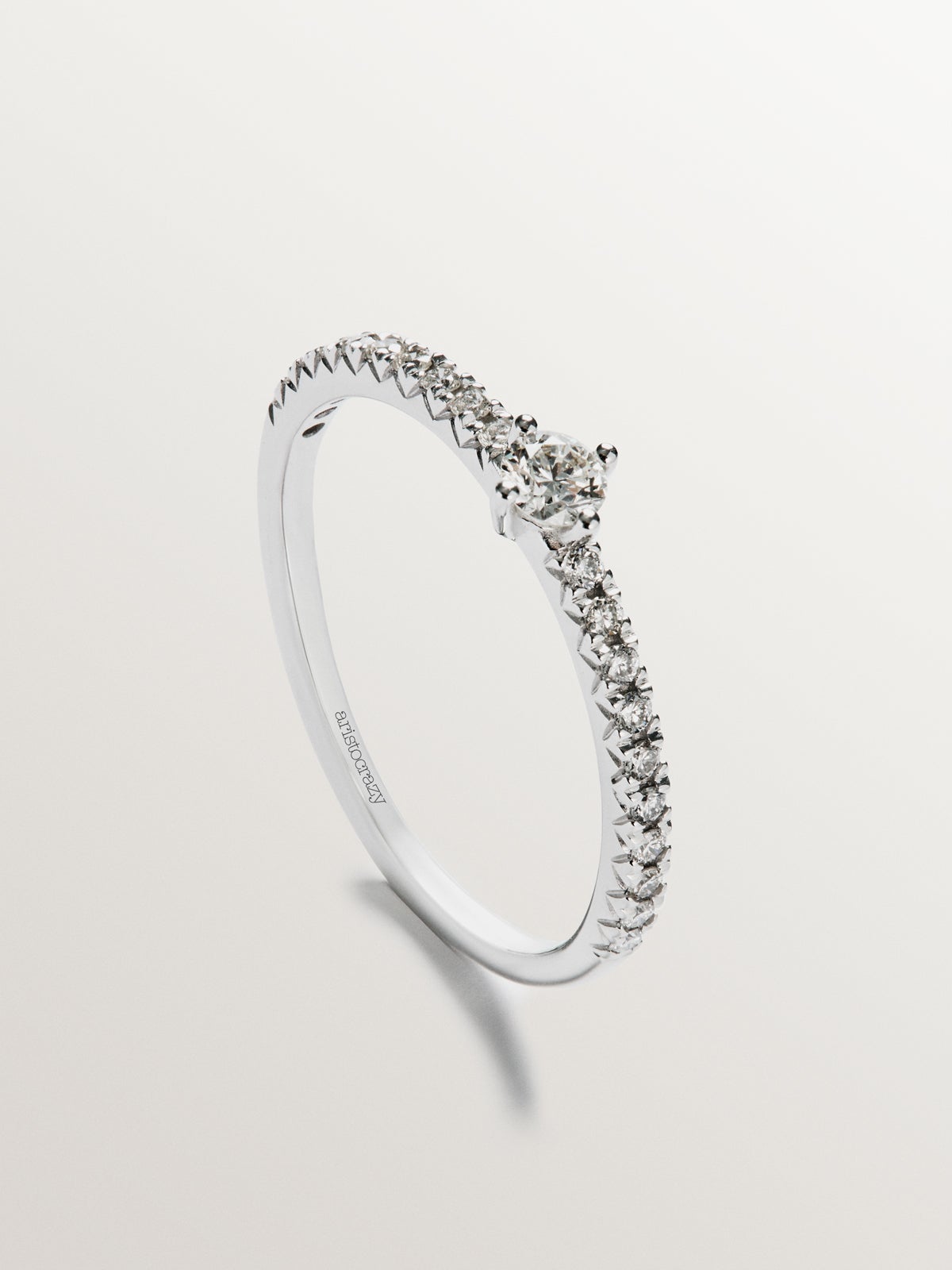 Anillo de oro blanco de 18K con diamantes