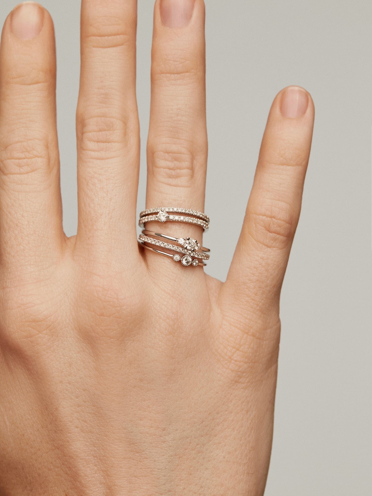 Anillo de oro blanco de 18K con diamantes