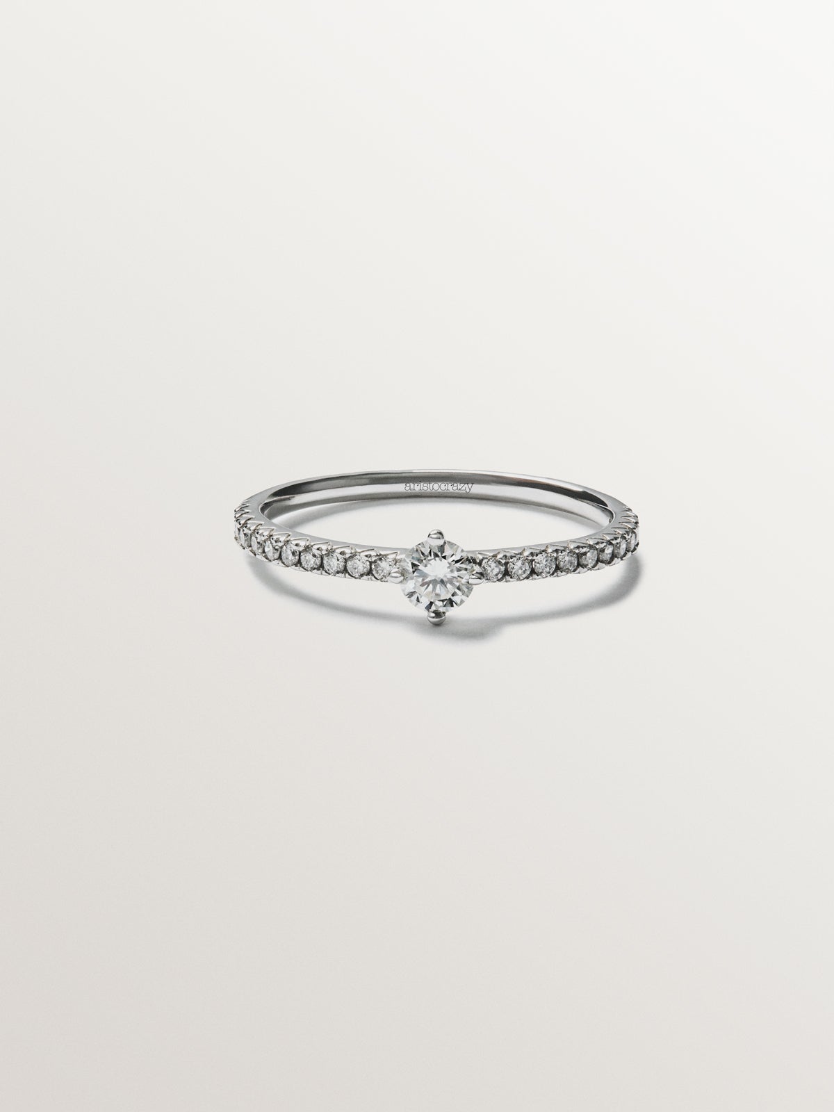 Anillo solitario de oro blanco de 18K con diamantes 0,32 cts