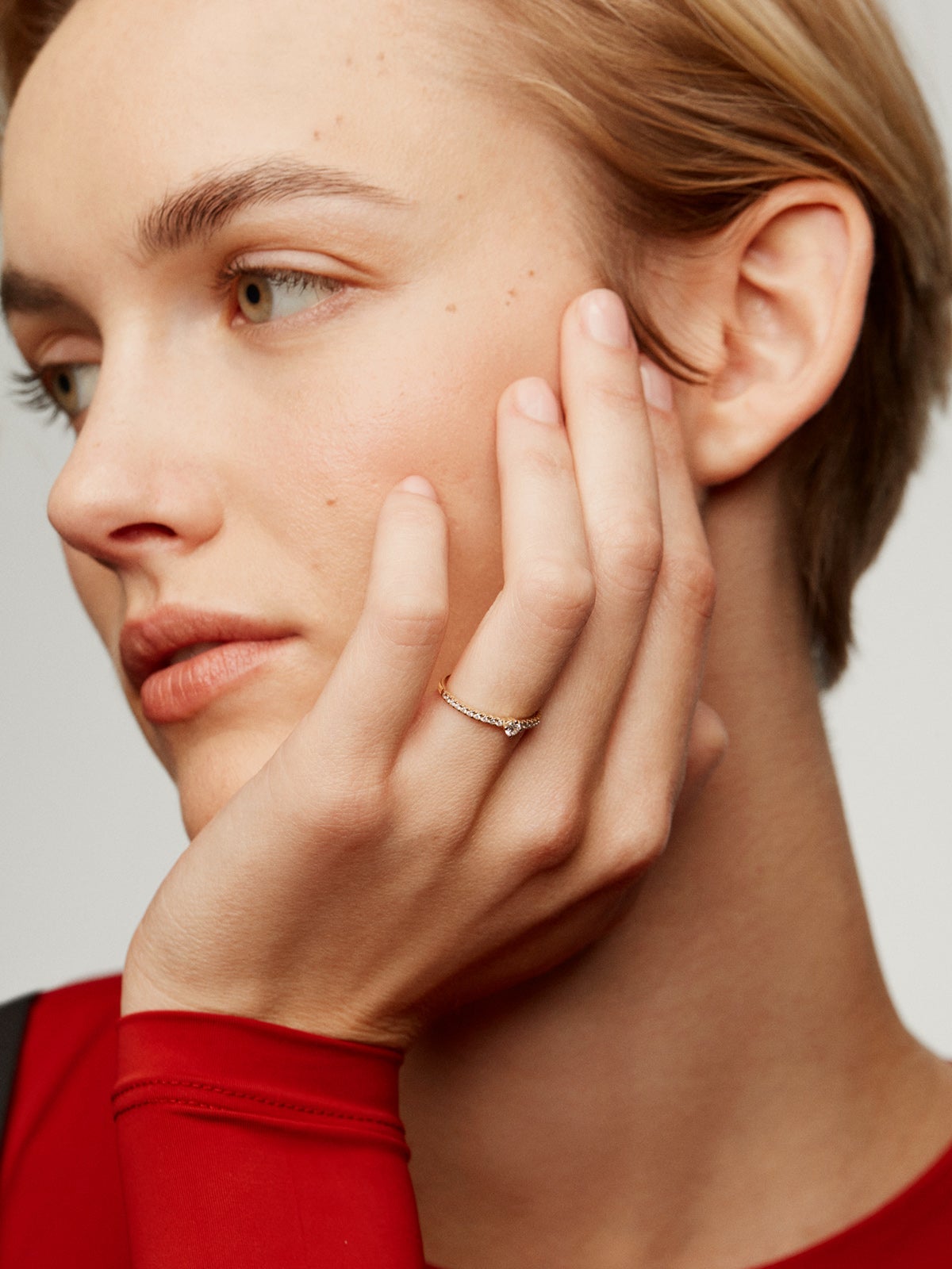 Anillo solitario de oro amarillo de 18K con diamantes