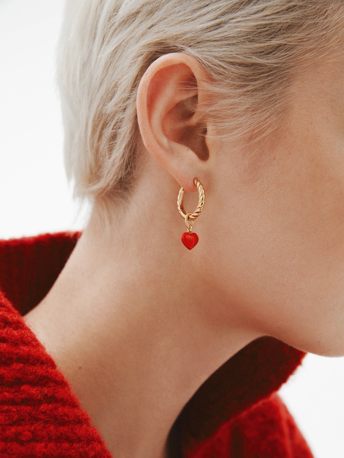 Charm de plata 925 bañada en oro amarillo de 18K con forma de corazón y esmalte rojo