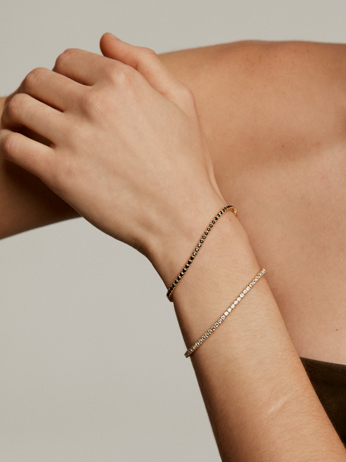 Pulsera de plata 925 bañada en oro amarillo de 18K con espinelas negras