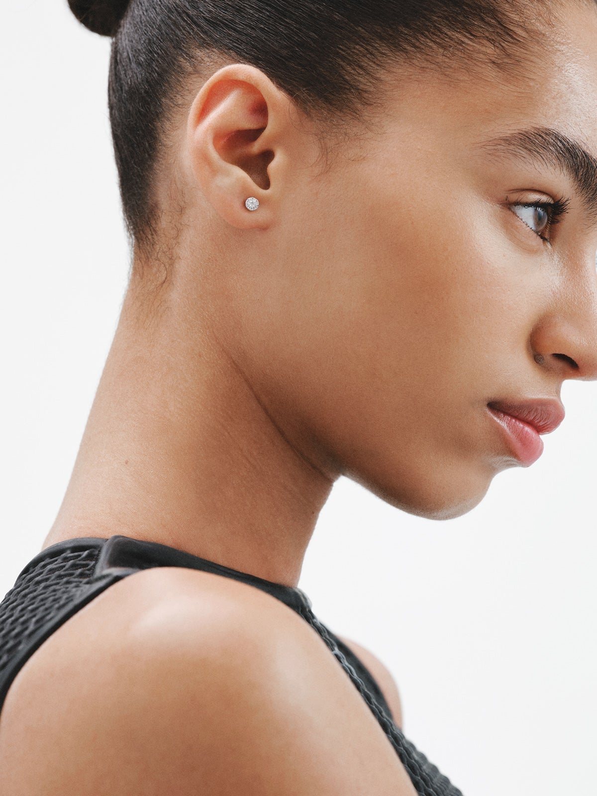 Pendiente individual de oro blanco de 18K con diamante en talla brillante