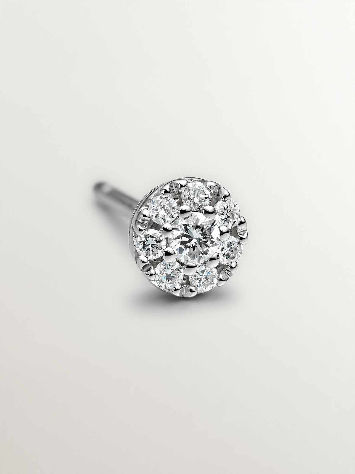 Pendiente individual de oro blanco de 18K con diamante en talla brillante