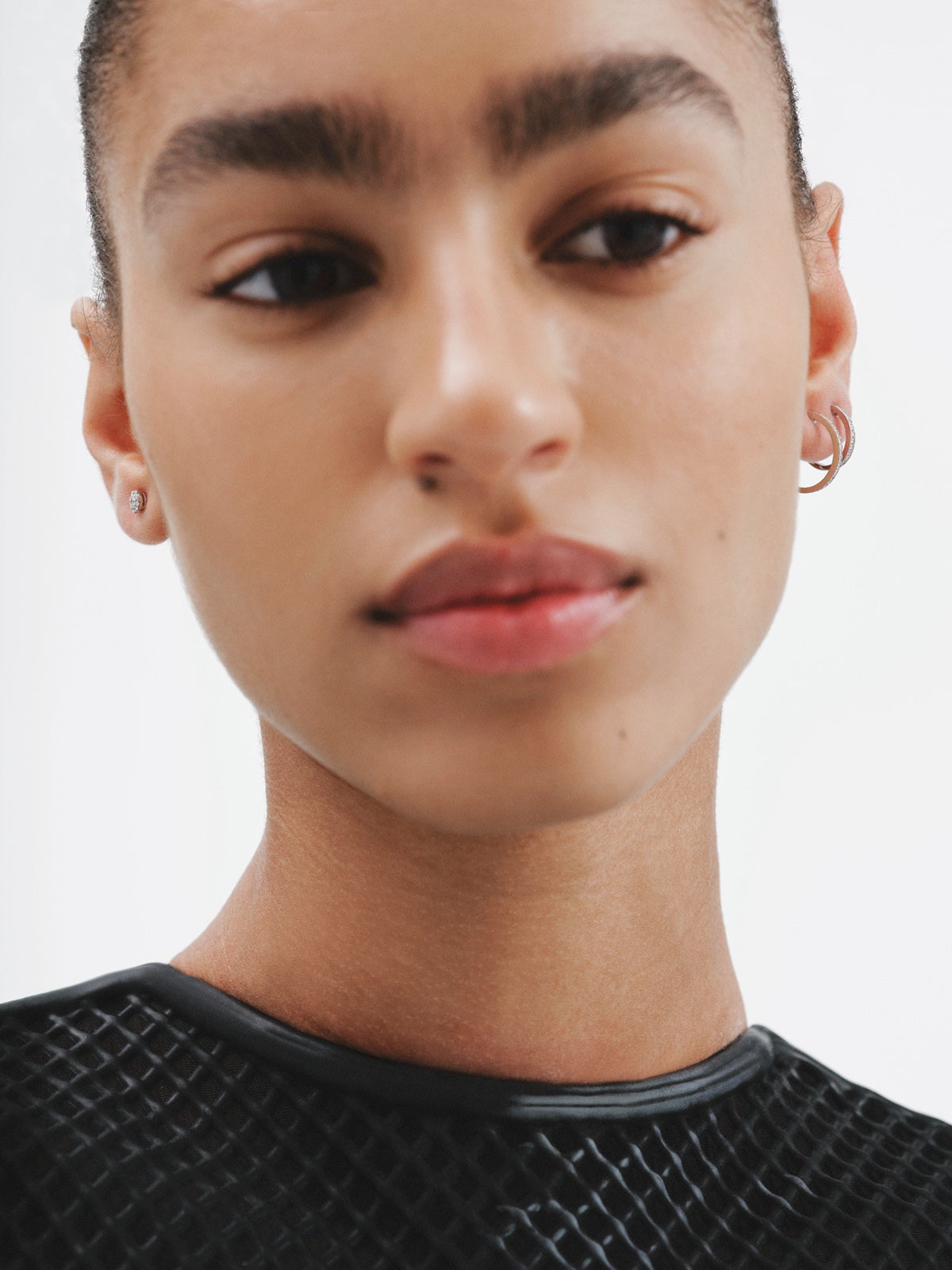 Pendiente individual de oro blanco de 18K con diamante en talla brillante