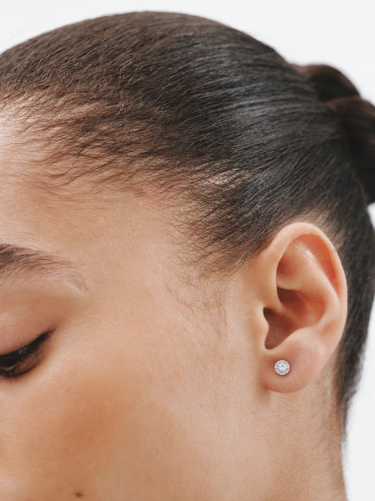 Pendiente individual de oro blanco de 18K con diamante en talla brillante