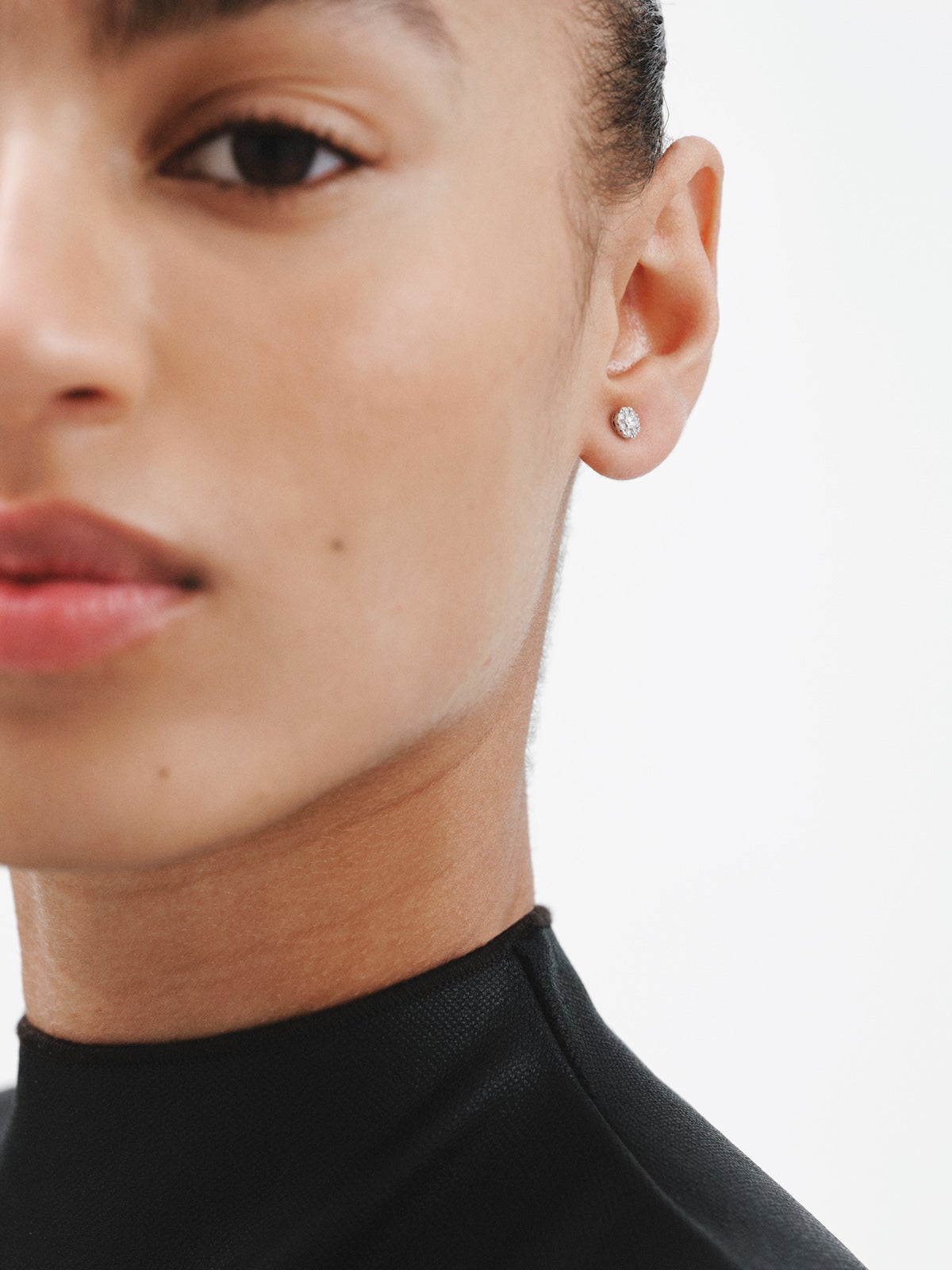 Pendiente individual de oro blanco de 18K con diamante en talla brillante