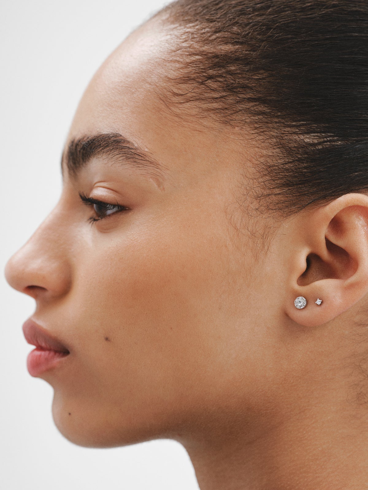 Pendiente individual de oro blanco de 18K con diamante en talla brillante