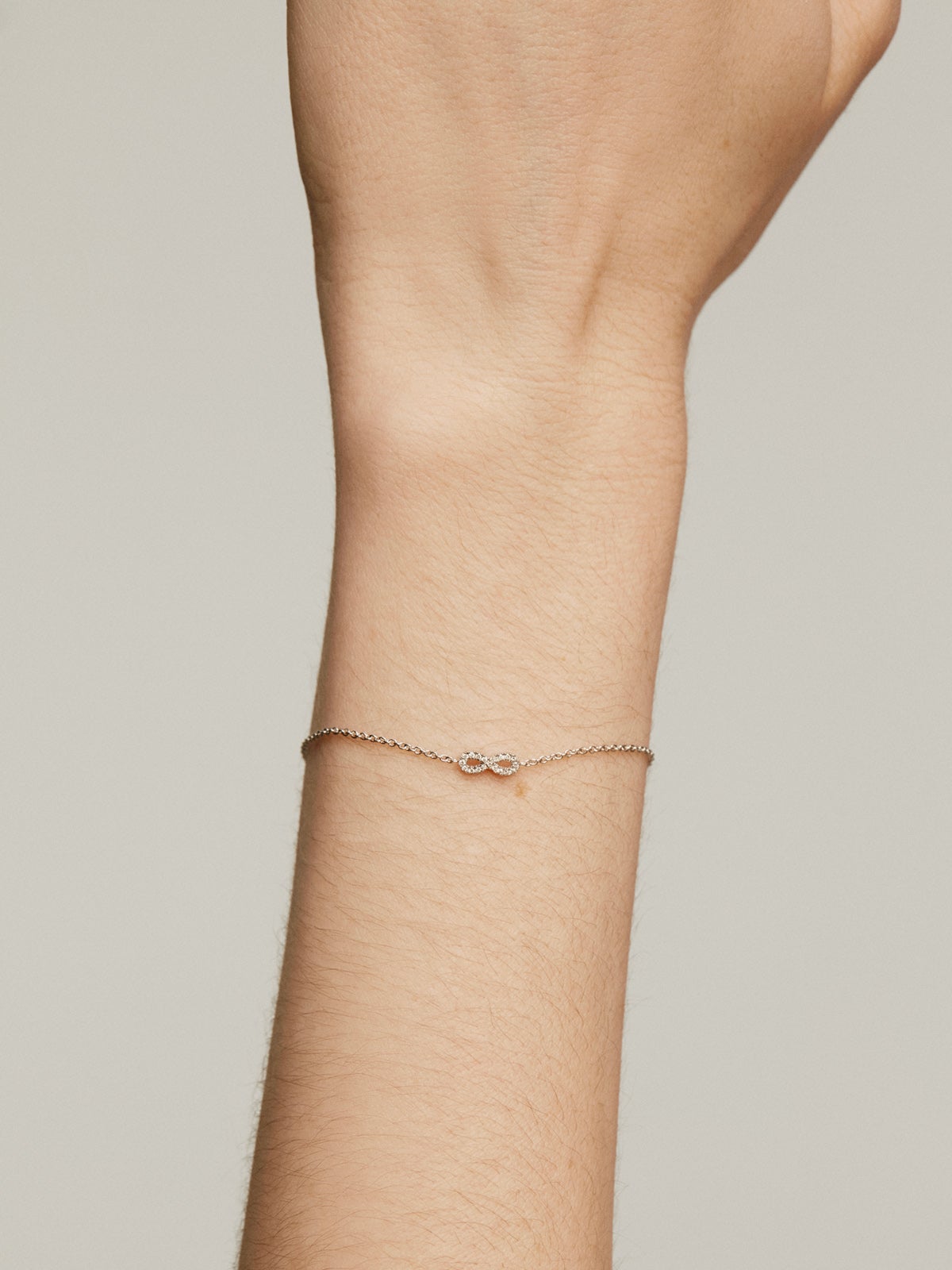 Pulsera de oro blanco de 18K con infinito y diamantes