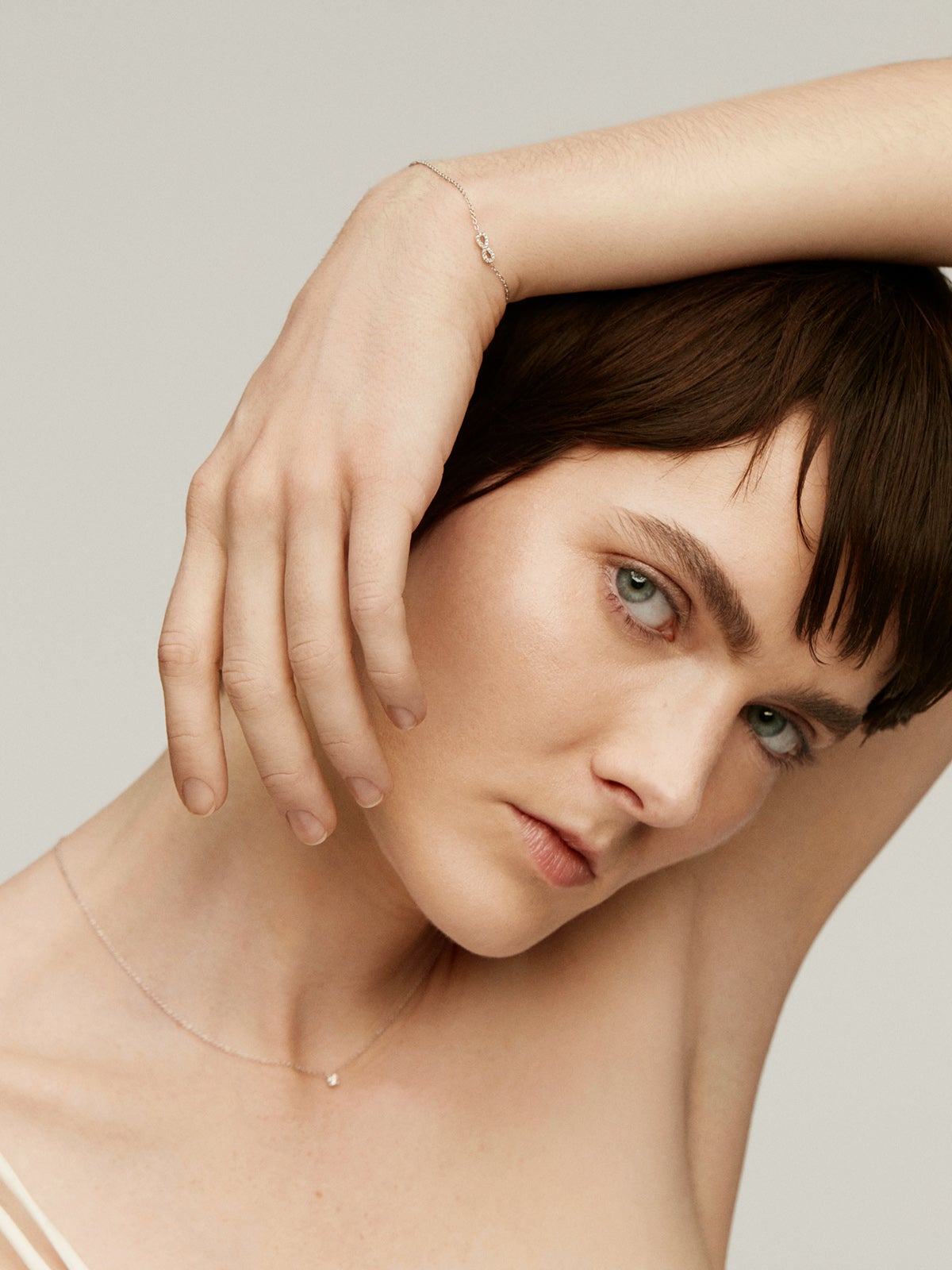 Pulsera de oro blanco de 18K con infinito y diamantes