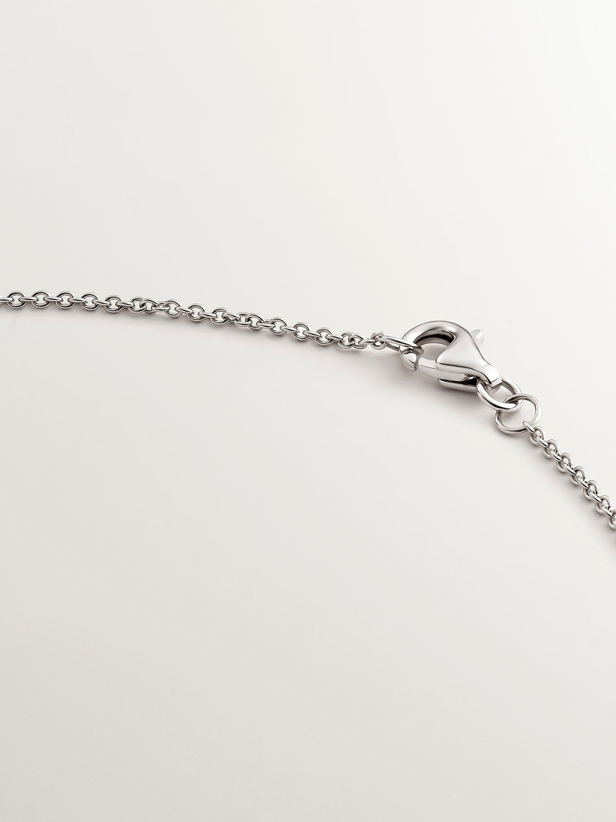 Colgante de oro blanco de 18K con infinito de diamantes