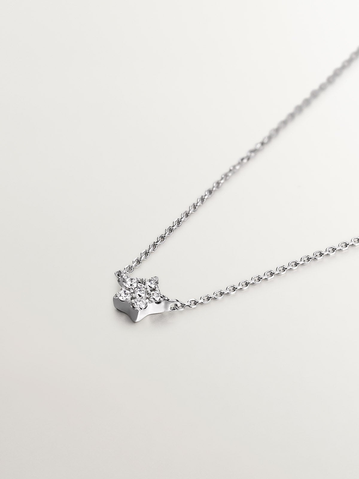 Colgante de oro blanco de 18K con estrella de diamantes