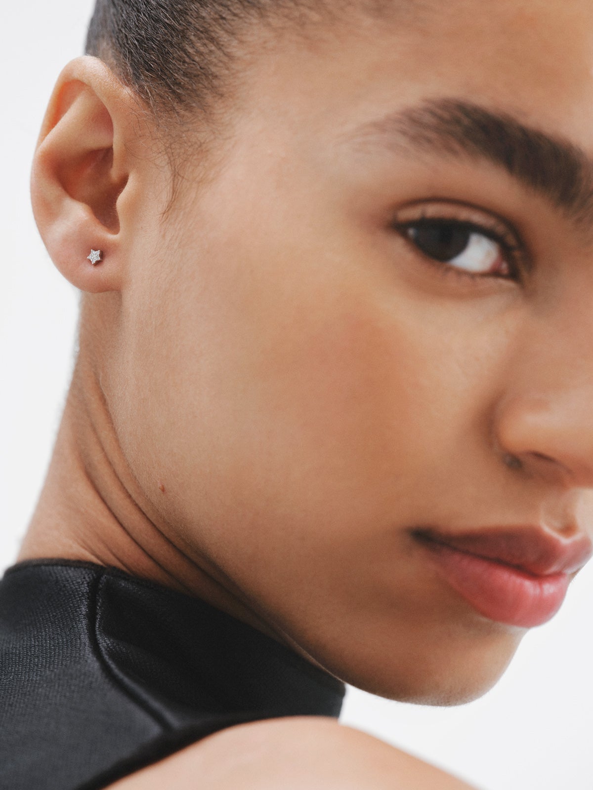 Pendiente individual de oro blanco de 18K con diamantes