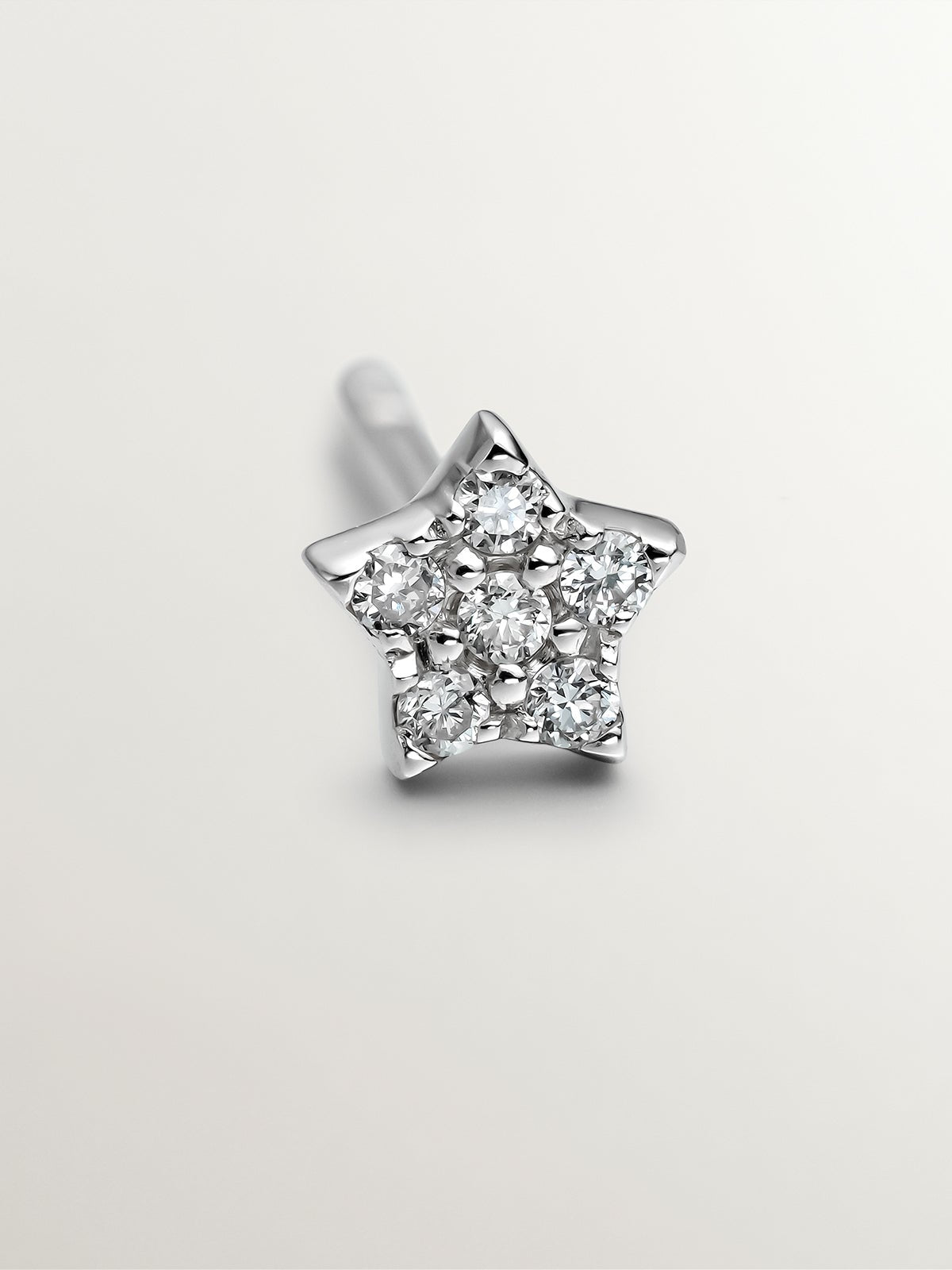 Pendiente individual de oro blanco de 18K con diamantes