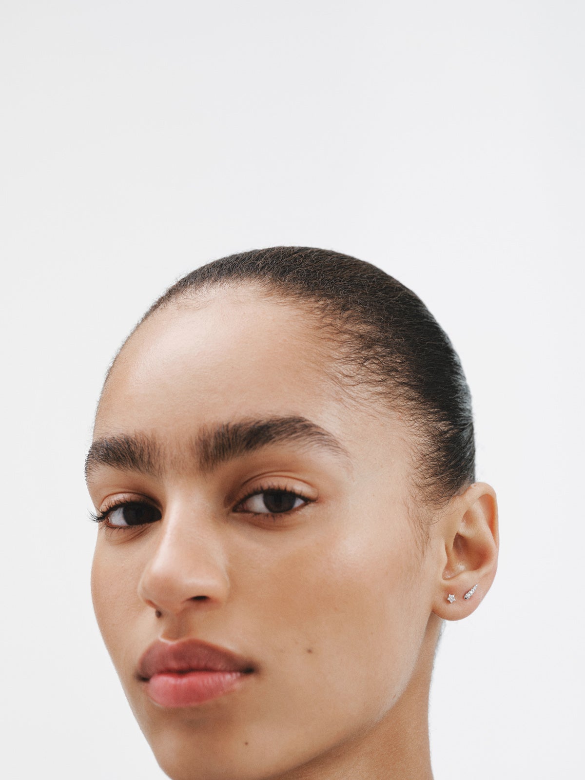 Pendiente individual de oro blanco de 18K con diamantes