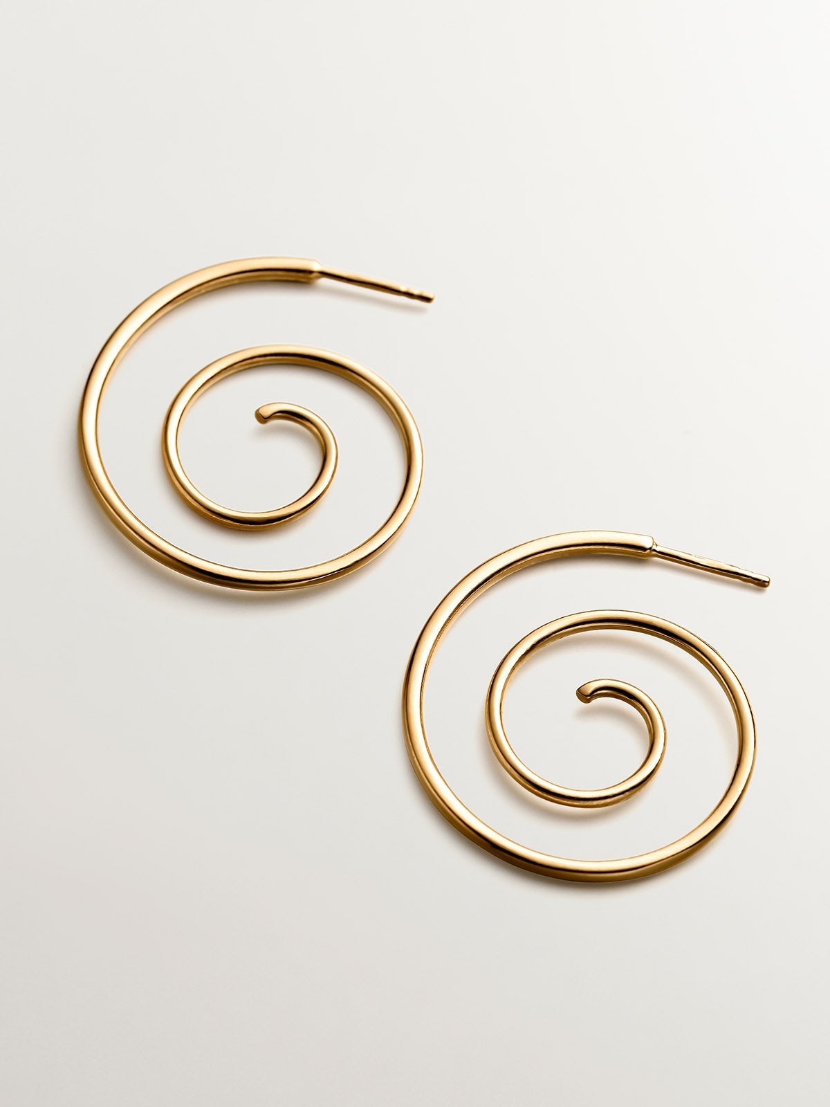 Pendientes en espiral de plata 925 bañada en oro amarillo de 18K