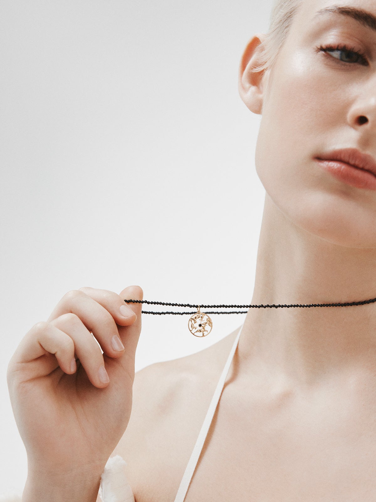 Charm de plata 925 bañada en oro amarillo de 18K con espinela negra y animales