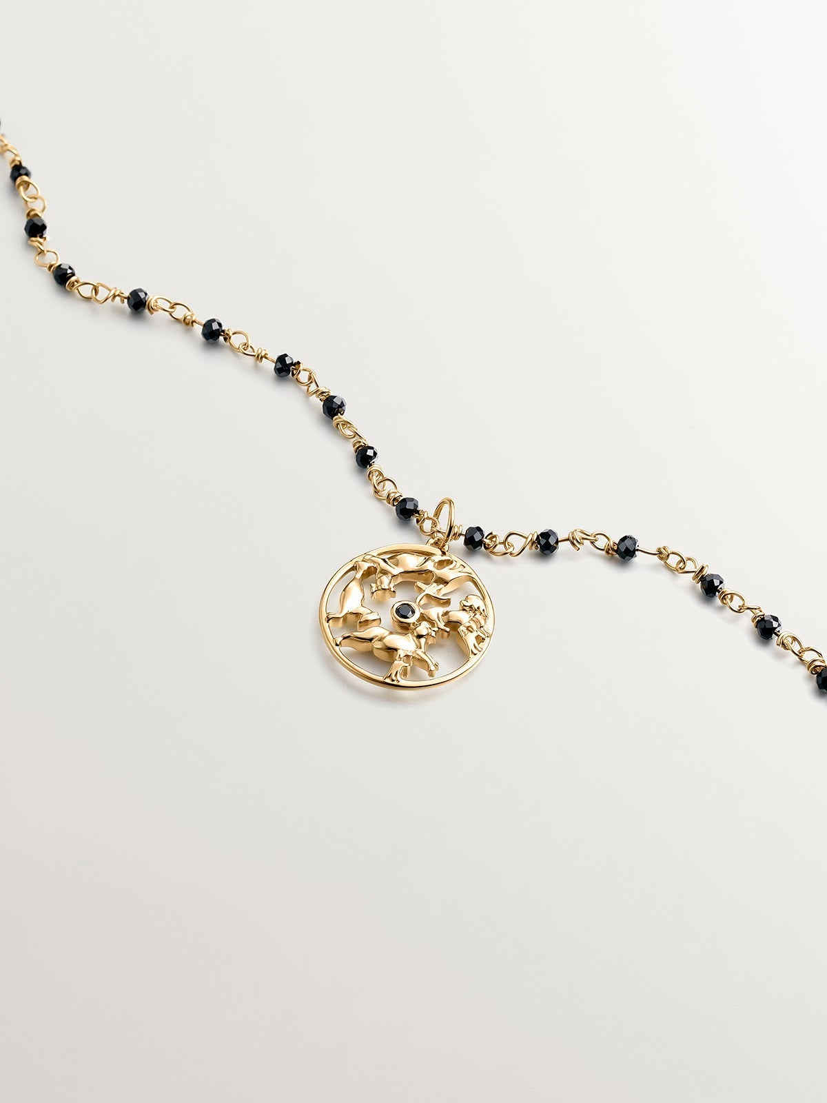 Charm de plata 925 bañada en oro amarillo de 18K con espinela negra y animales