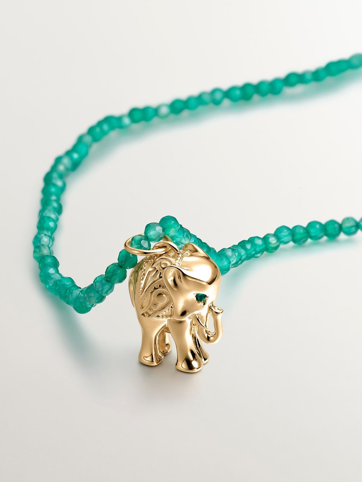 Charm de plata 925 bañada en oro amarillo de 18K con ónix verde y forma de elefante