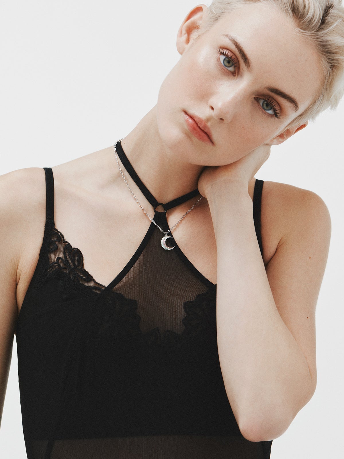 Charm de plata 925 con amatistas moradas, esmalte verde y forma de luna