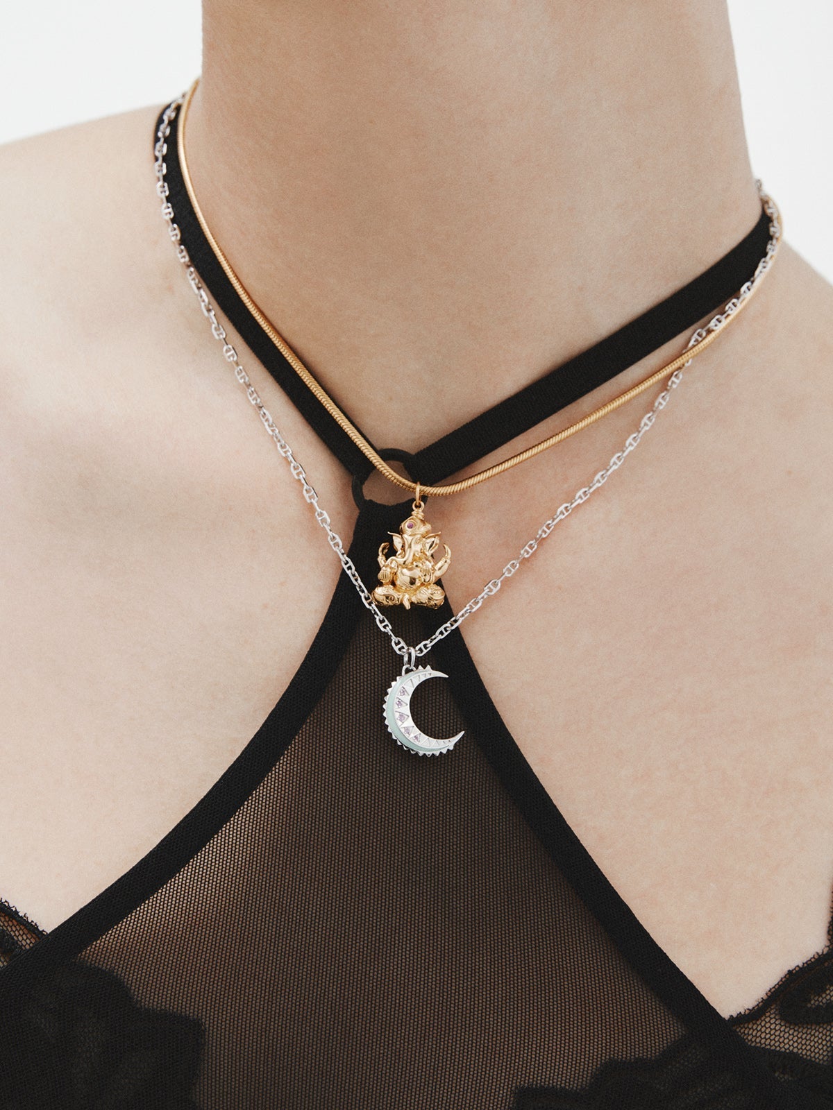 Charm de plata 925 con amatistas moradas, esmalte verde y forma de luna