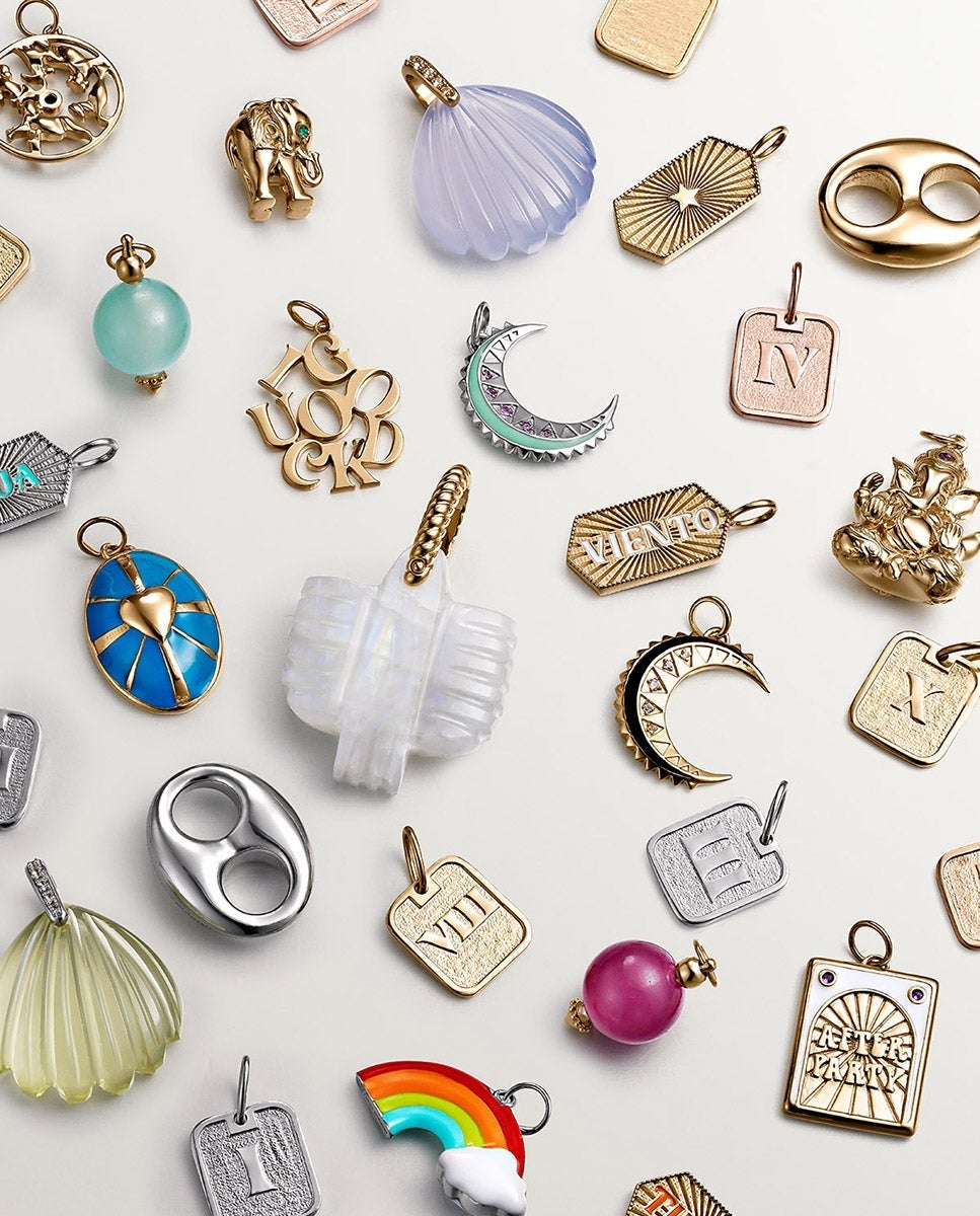 Charm de plata 925 bañada en oro amarillo de 18K con topacios blancos, esmalte negro y forma de luna