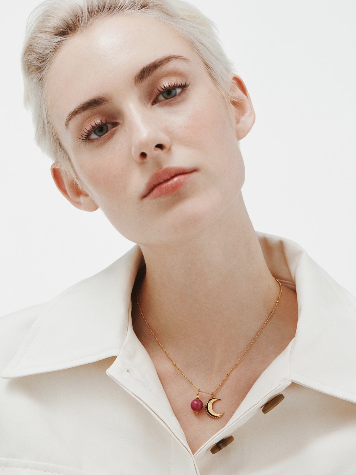 Charm de jade rojo con aro de plata 925 bañada en oro amarillo de 18K