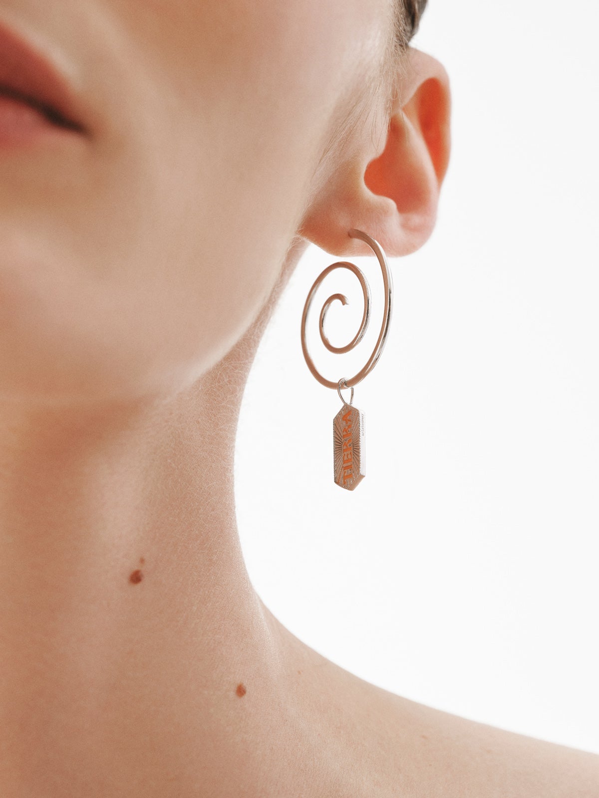 Charm de plata 925 Tierra con esmalte naranja