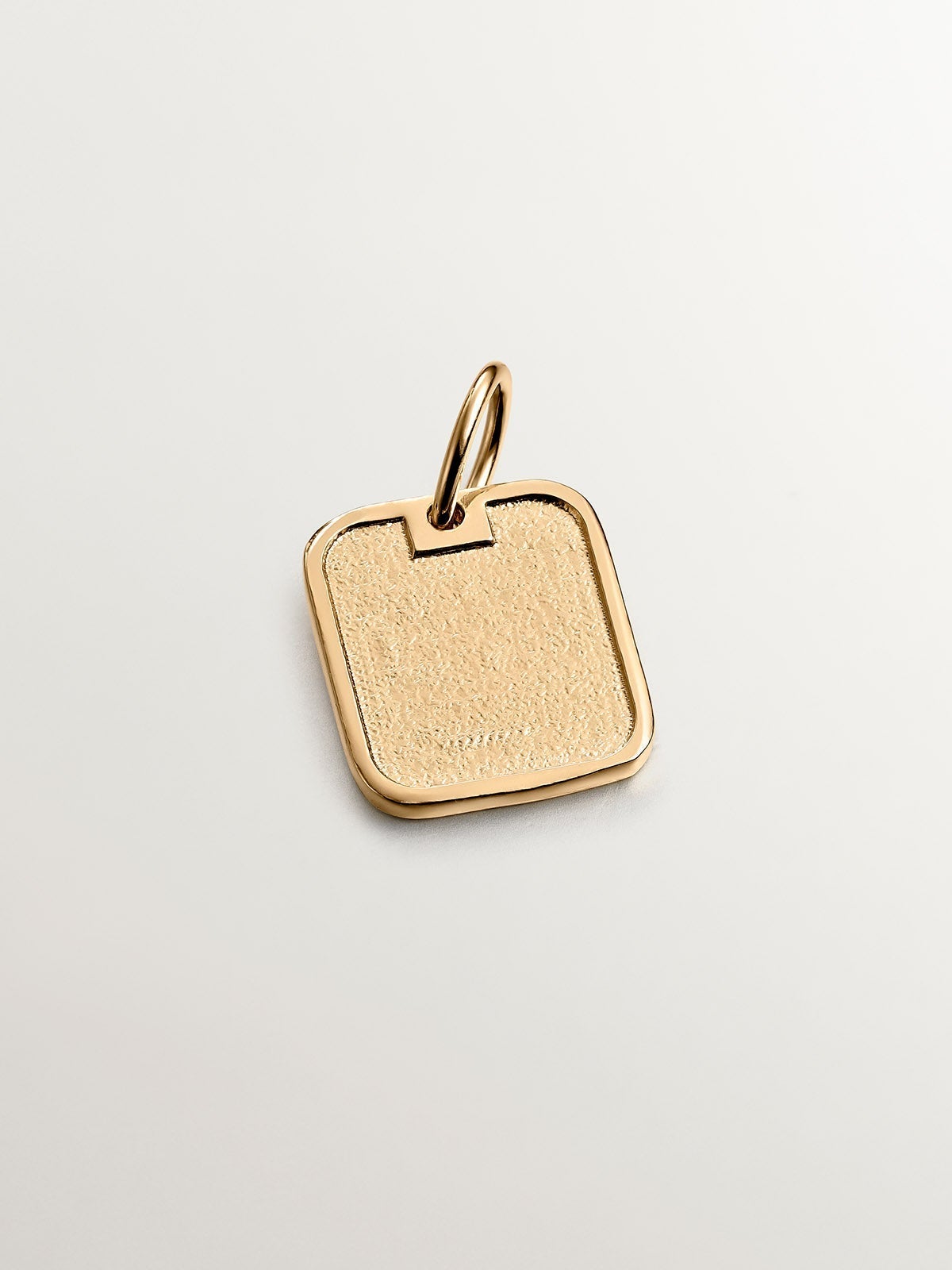 Charm de plata 925 bañada en oro amarillo de 18K con número 2