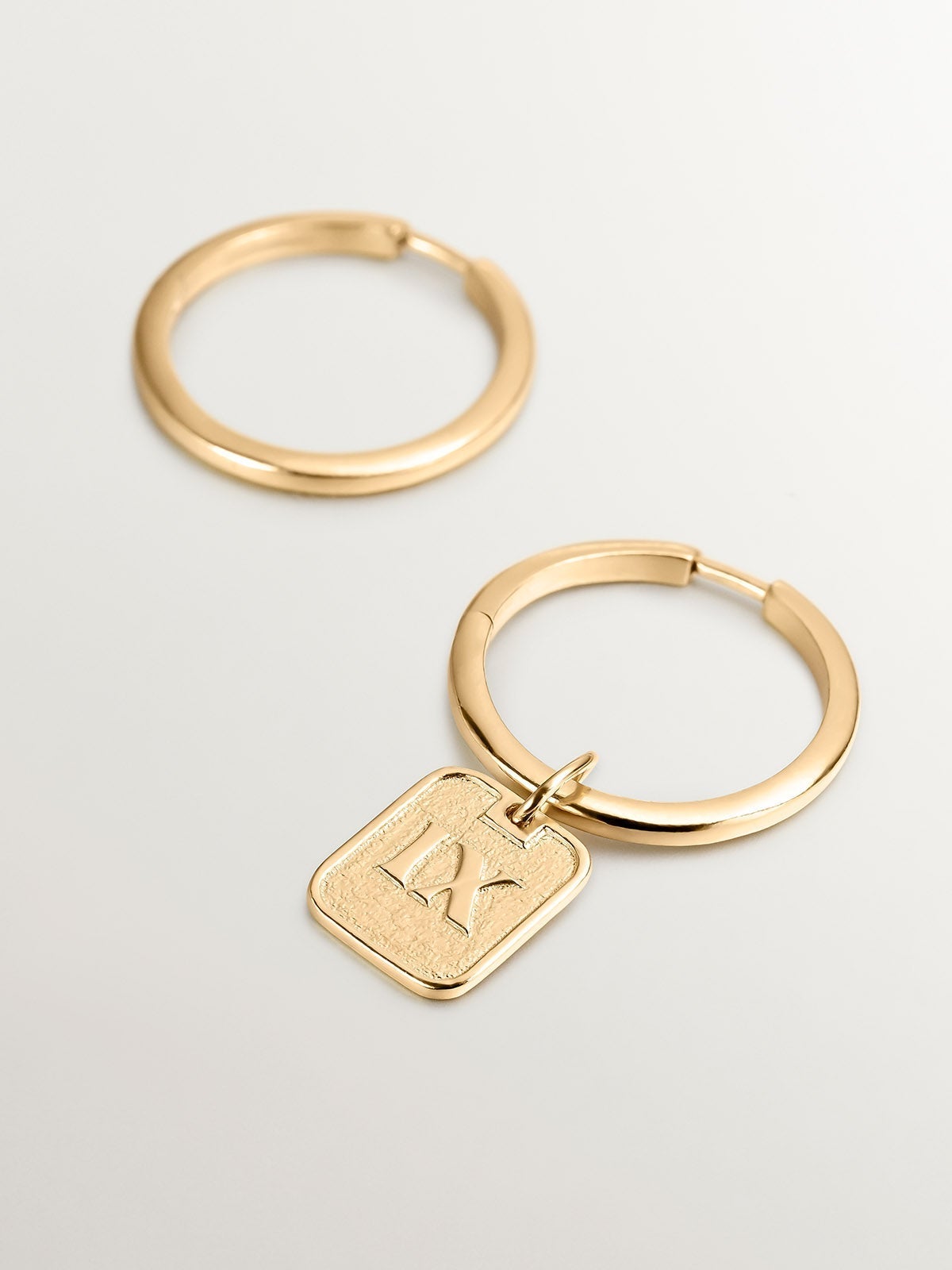 Charm de plata 925 bañada en oro amarillo de 18K con número 9