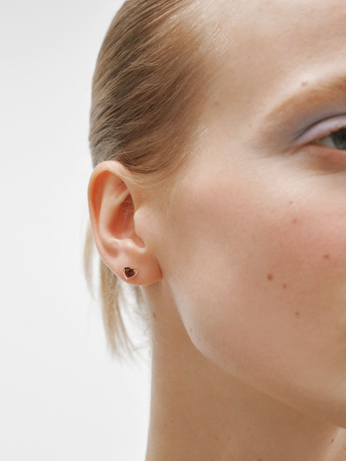 Piercing de oro amarillo de 18K con rubí rosa en talla corazón