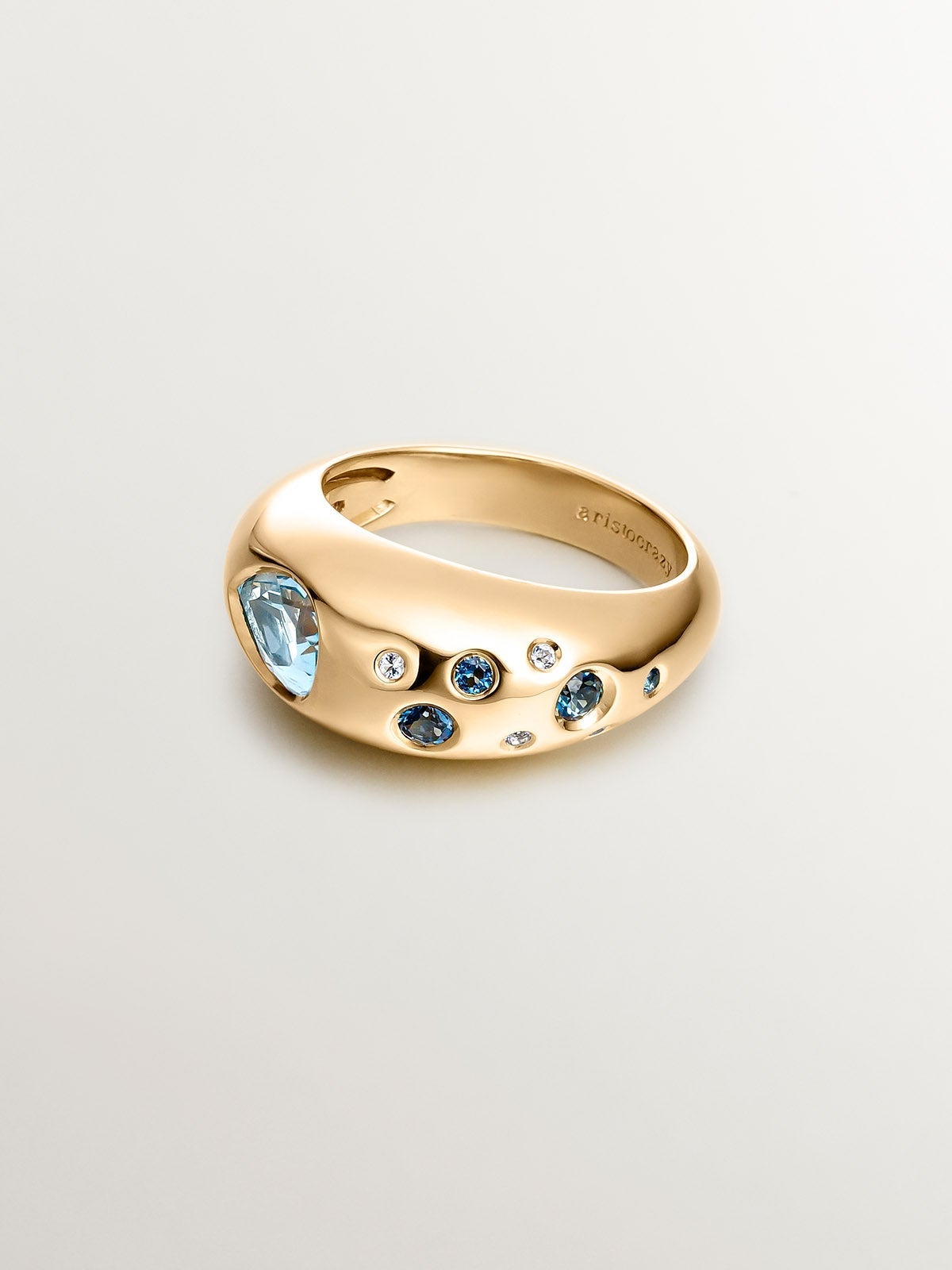 Anillo de plata 925 bañada en oro amarillo de 18K con topacios azul sky y azul london