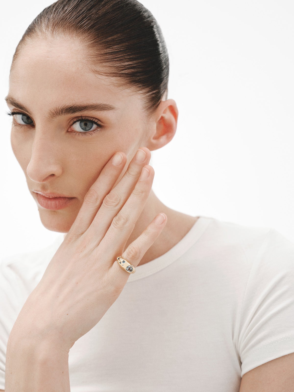 Anillo de plata 925 bañada en oro amarillo de 18K con topacios azul sky y azul london