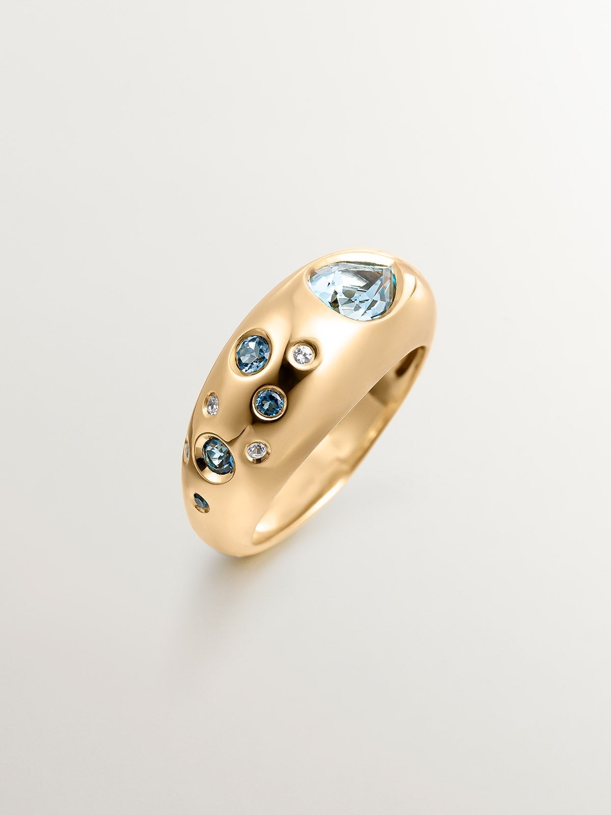 Anillo de plata 925 bañada en oro amarillo de 18K con topacios azul sky y azul london