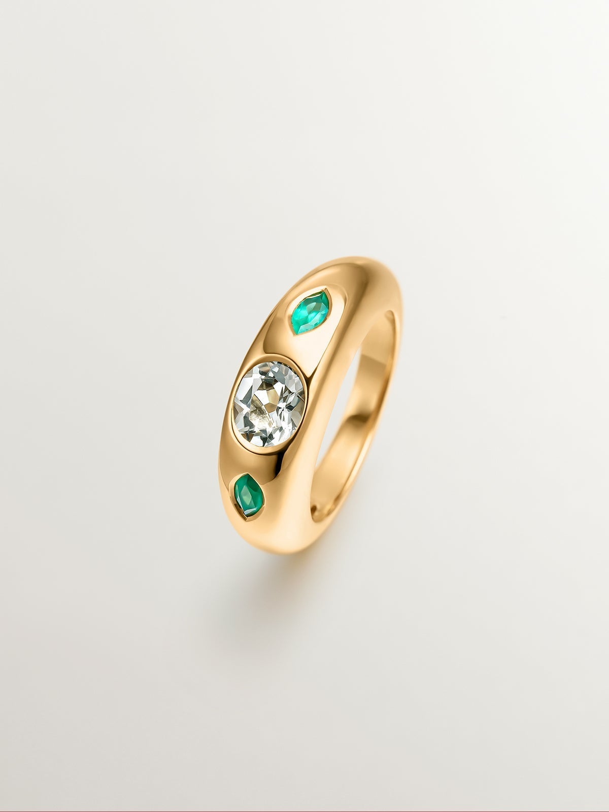 Anillo de plata 925 bañada en oro amarillo de 18K con cuarzo verde central y ónix verdes
