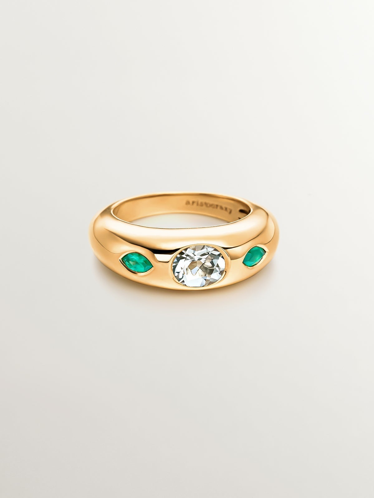 Anillo de plata 925 bañada en oro amarillo de 18K con cuarzo verde central y ónix verdes