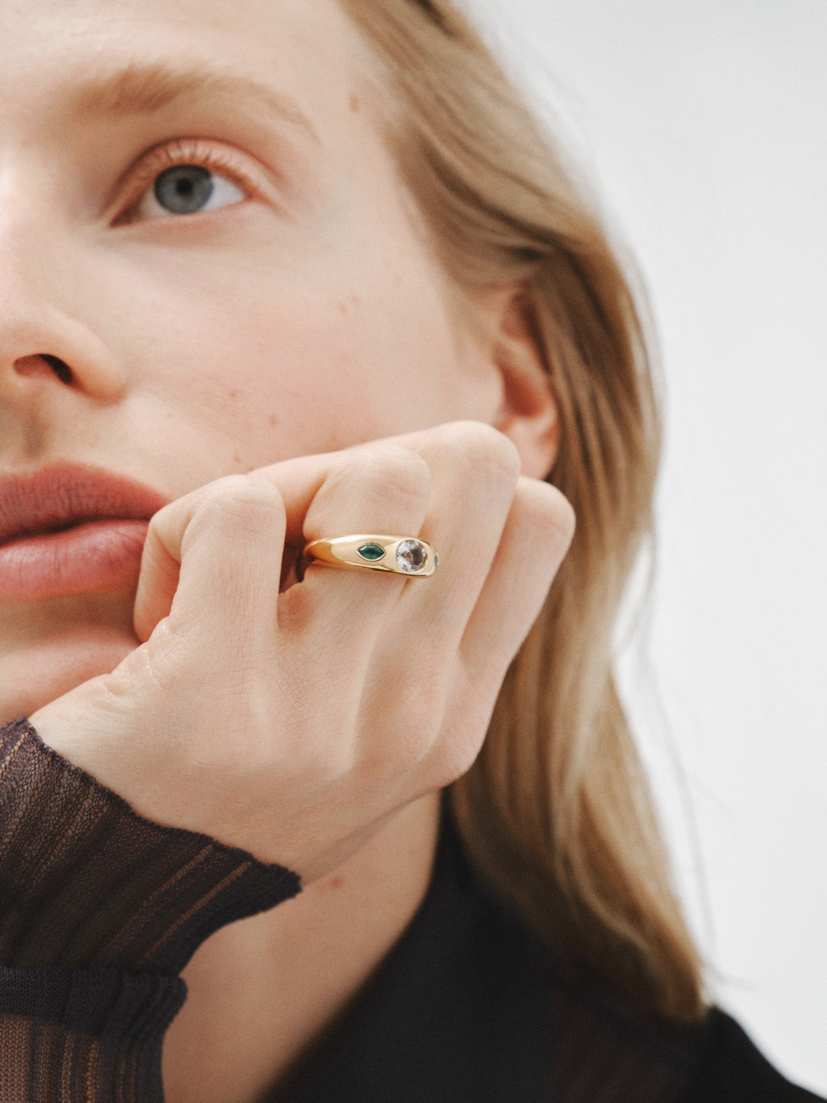 Anillo de plata 925 bañada en oro amarillo de 18K con cuarzo verde central y ónix verdes