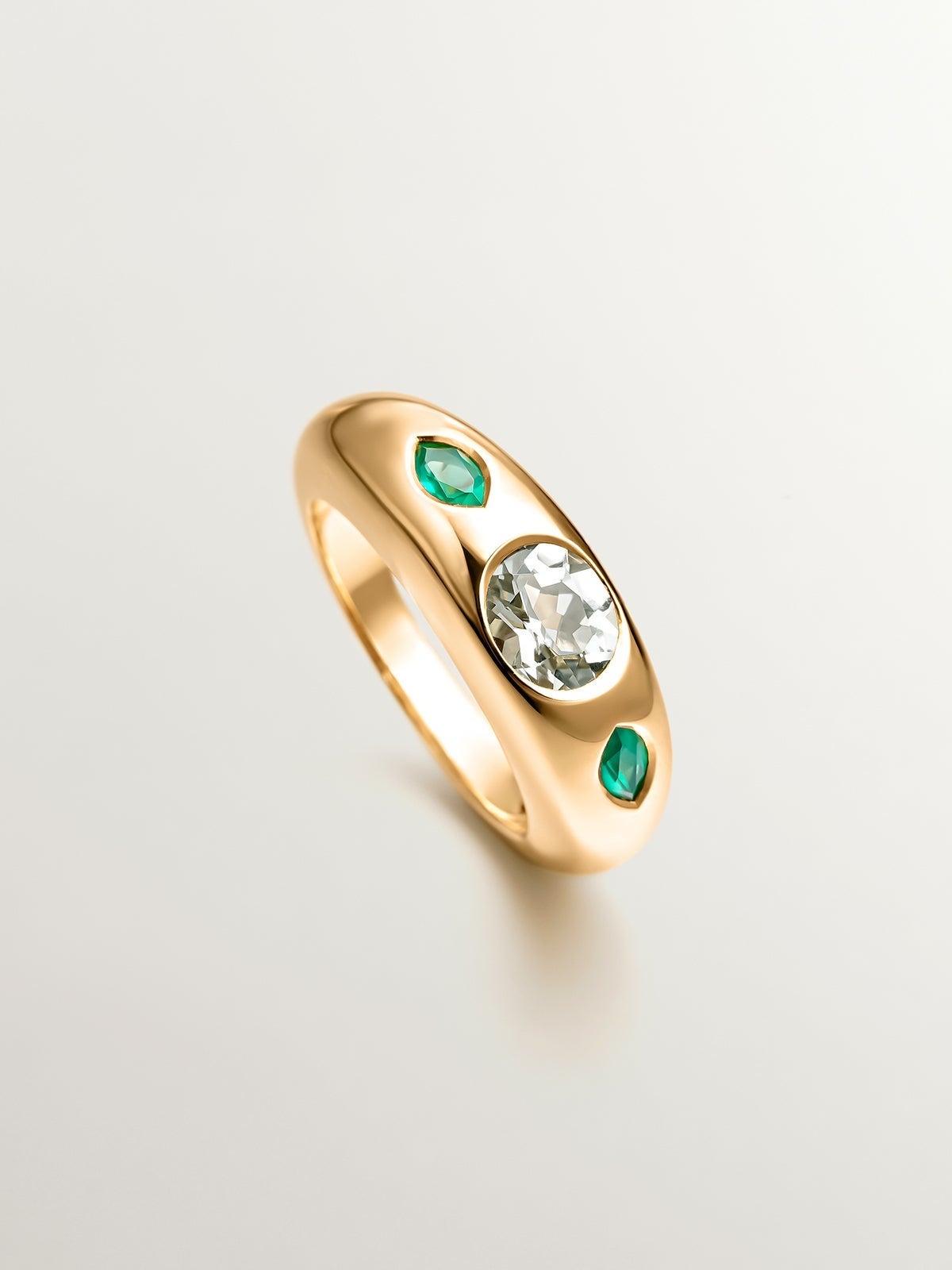 Anillo de plata 925 bañada en oro amarillo de 18K con cuarzo verde central y ónix verdes